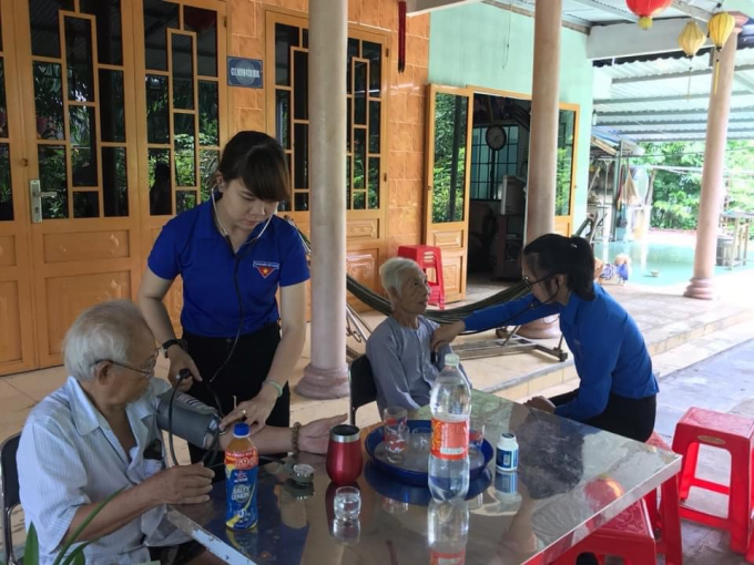 tham kham mien phi va phat thuoc cho nguoi co cong (2)