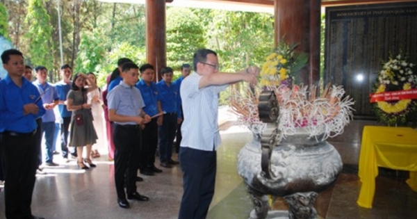 Đoàn Thanh niên Bộ Tư pháp dâng hương tưởng niệm tại Ngã ba Đồng Lộc và trao quà cho hộ nghèo ở huyện Can Lộc