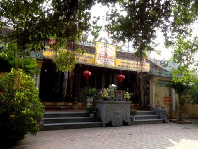 Chính điện đền Cây Quế.