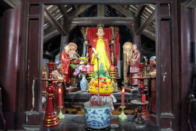 Ban thờ Đức Thánh Linh Lang đại vương.