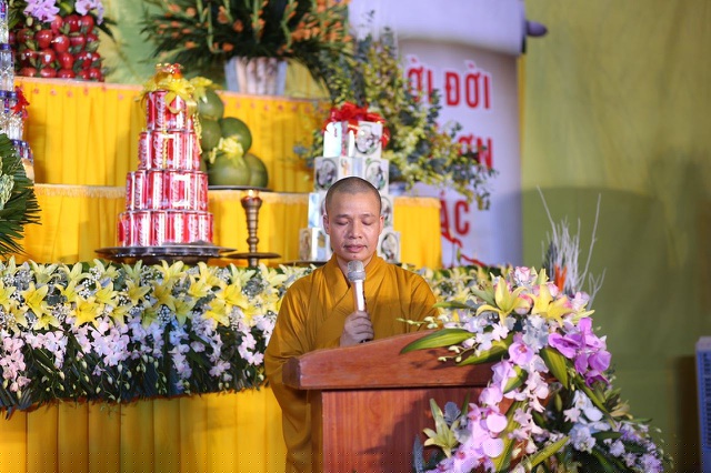 Thượng tọa Thích Minh Quang đọc lời tưởng niệm trước hương linh các Anh hùng liệt sỹ.