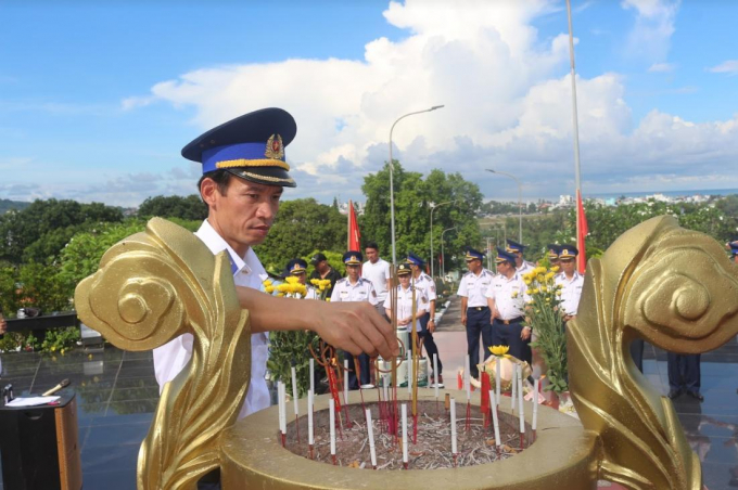 Thượng tá Lê Văn Tú, Phó Chính ủy BTL Vùng CSB4 cùng cán bộ, chiến sĩ thắp hương tưởng niệm tại Nghĩa trang Liệt sĩ Phú Quốc.