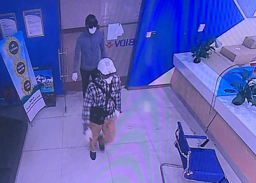 Hai nghi phạm xông vào trong khu vực quầy giao dịch, dùng súng tự chế để cướp hơn 900 triệu đồng.