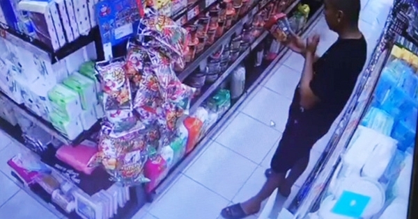 Một người đàn ông vào siêu thị ở Đà Nẵng bôi nước bọt vào nhiều gói thực phẩm khô