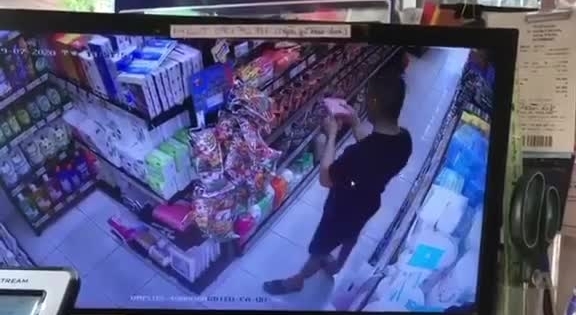 Video: Người đàn ông vào siêu thị ở Đà Nẵng bôi nước bọt vào nhiều sản phẩm