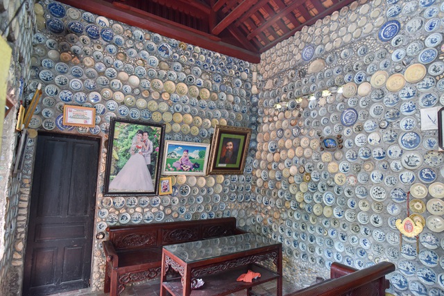 Đam mê cháy bỏng với những bát đĩa cổ, ông Trường phải lăn lộn nhiều năm ở các tỉnh miền Bắc như Bắc Giang, Hưng Yên, Yên Bái, Lào Cai… để tìm kiếm và mua lại. Nhiều bát đĩa, bình gốm ông sưu tầm được có niên đại từ thế kỷ 17, 18 vô cùng quý giá và hiếm có.