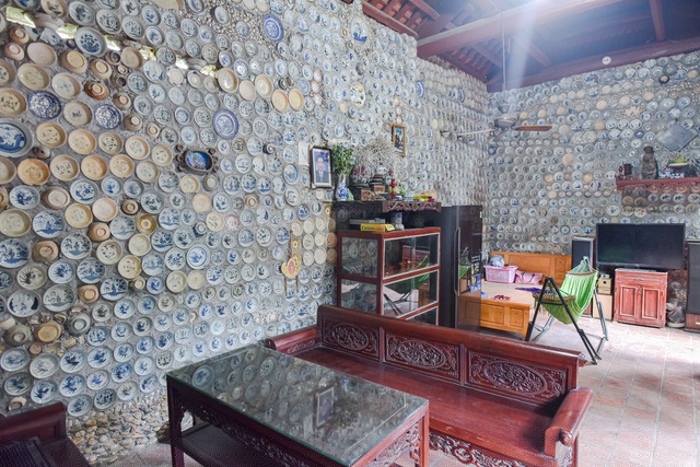 Nghe tin ở đâu có bát đĩa, đồng xu cổ... là ông lại tức tốc lên đường săn cho bằng được. Khi mua được những món đồ ưng ý ông mang về lau chùi sạch rồi cất giữ ít khi mua đi bán lại. Ông cho biết thời đó mỗi bát đĩa cổ có giá từ 90,000 - 200.00 đồng, tiền thời đó có giá nên khi không có tiền ông lại đi vay bạn bè để mua bằng được món đồ mình thích. Chính vì quá đam mê đồ cổ nên cuộc sống cơm cháo, nuôi con cái đều dựa vào người bạn đời của ông.