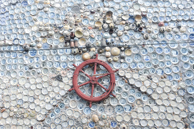 Khi đã dùng hết tiền nhà rồi đi vay mượn, nhưng rồi ai cũng biết ông vay tiền đi mua đồ cổ nên về sau không ai cho ông nữa. Ông không dừng lại khi đã cạn tiền, ông liền thế chấp sổ đỏ của nhà được hơn 10 triệu đồng để lên đường đi săn đồ cổ tiếp. Đi mấy ngày mua được đồ mà mình muốn rồi trong người không còn tiền bắt xe về quê nữa, ông liền đi bộ rồi đi nhờ mấy ngày rồi cũng về tới nhà.