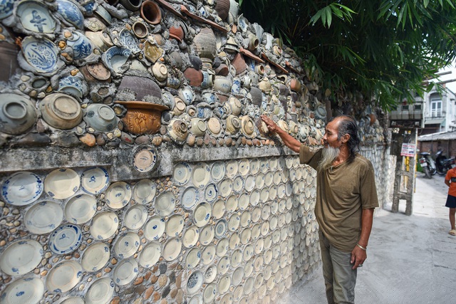 Hàng ngày ông Trường thường ở nhà để tiếp khách đến từ trong tỉnh cũng như ngoại tỉnh để thăm ngôi nhà