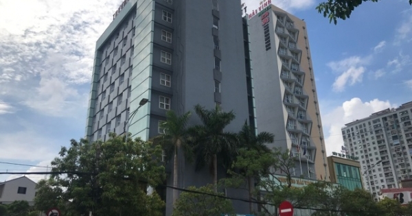 Bé trai rơi từ tầng 9 tử vong vì theo mẹ đến khách sạn