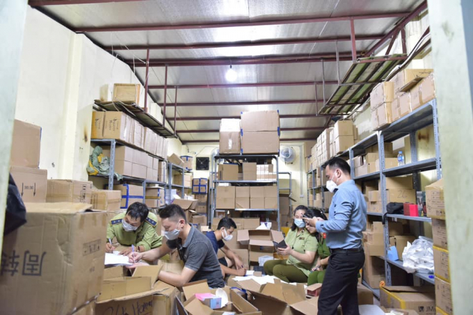 Lực lượng chức năng bắt giữ kho hàng nước hoa, mỹ phẩm lậu