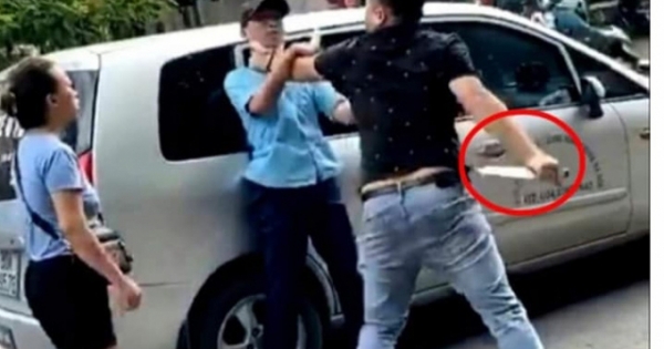 Phụ xe bus bị người đàn ông điều khiển xe ô tô đe dọa bằng vật nhọn