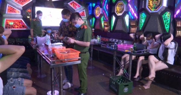 Sơn La: Chủ quán và khách hát "chui" karaoke bất chấp dịch Covid-19