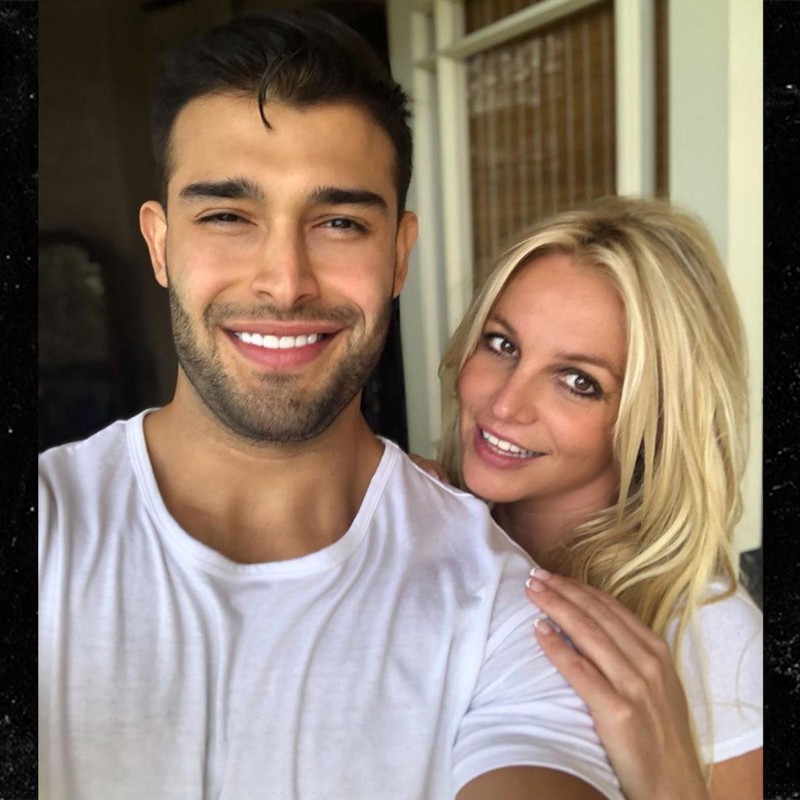 Hiện Britney đang sánh đôi cùng người tình trẻ kém 12 tuổi.