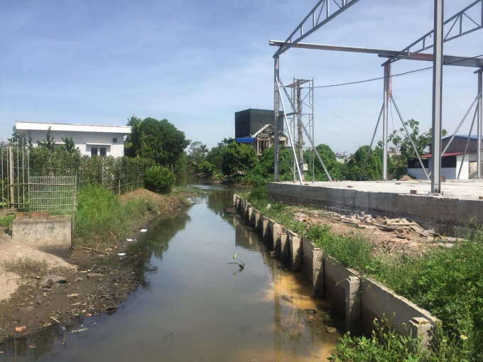 Công trình xây dựng trên kênh tiêu nước Hoàng Lâu