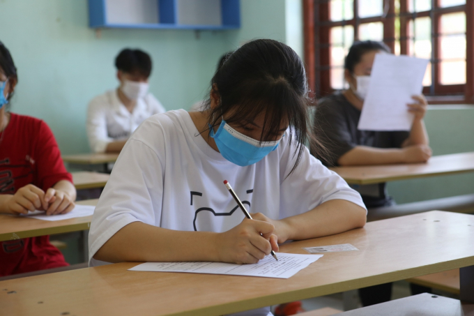 Một thí sinh đang làm thủ tục cuối cùng trước khi tham gia thi tốt nghiệp THPT vào ngày 7 và 8/7 tại Bắc Giang.