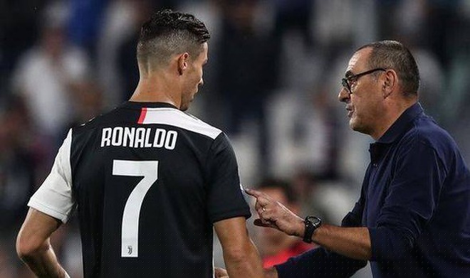 HLV Sarri đã gọi C.Ronaldo là kẻ khó bảo.