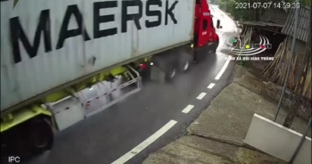 Vào cua nhanh xe container bị lật nghiêng trên đường