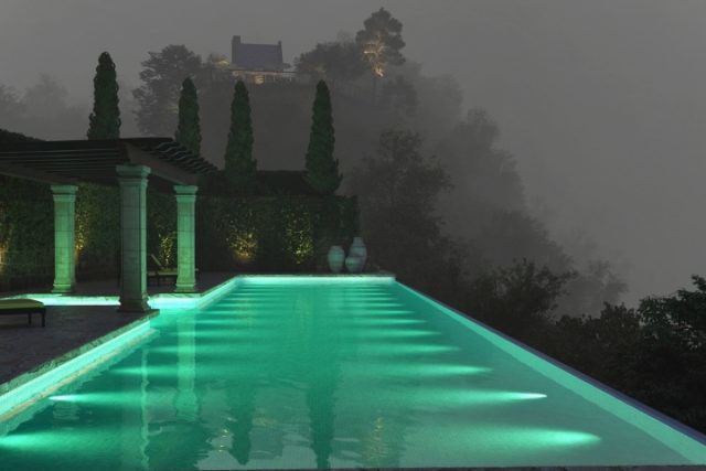 Bể bơi huyền ảo bên trong tòa lâu đài.
