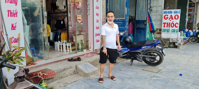 Anh Đỗ Kim Trọng trước của nh&agrave; m&igrave;nh, địa điểm bị nh&oacute;m đối tượng lạ mặt truy s&aacute;t.