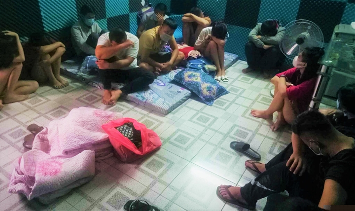 Hàng chục nam thanh nữ tú tụ tập trong nhà nghỉ, bất chấp lệnh giãn cách xã hội.