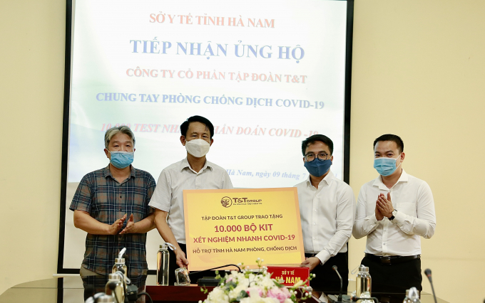 : Ông Trần Viết Huệ, Phó Giám đốc Sở Y tế, đại diện Ban Chỉ đạo phòng chống dịch COVID-19 tiếp nhận 10.000 bộ kit xét nghiệm nhanh COVID-19 do Tập đoàn T&amp;amp;T Group trao tặng