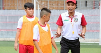 Hồng Sơn lần đầu chia sẻ quá khứ bị mẹ xích chân không cho đi đá bóng