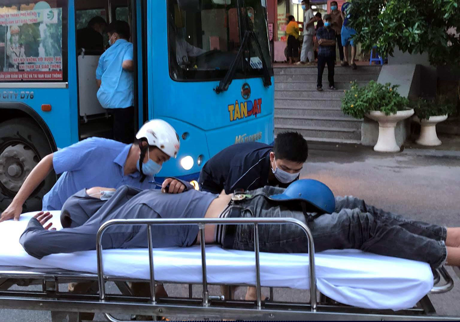 Nam thanh niên được đưa đi cấp cứu kịp thời