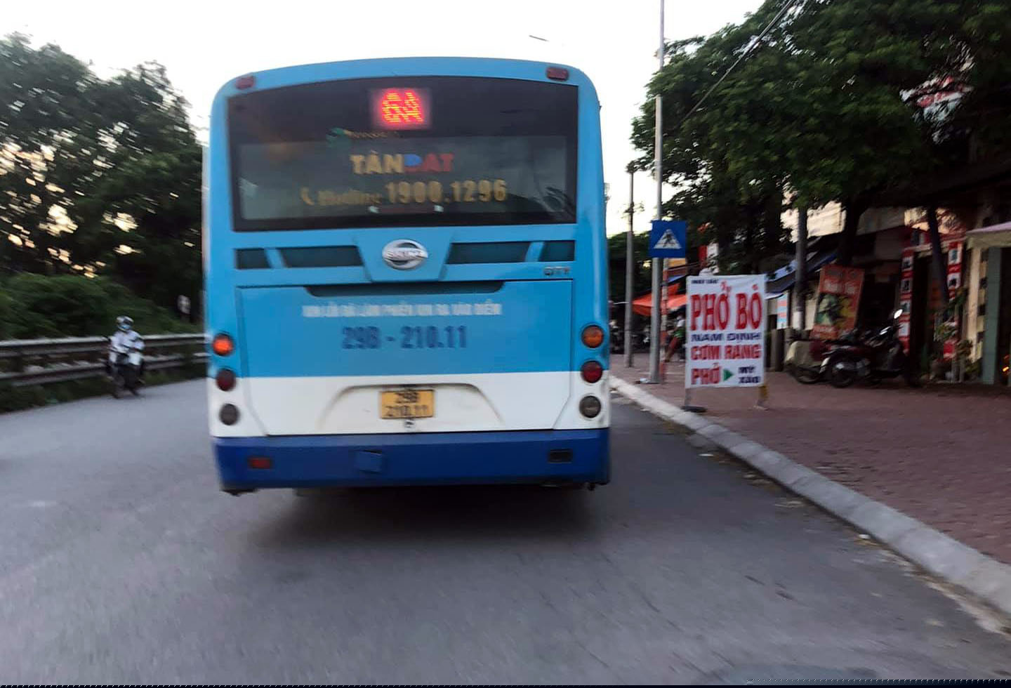 Chiếc xe buýt đã dừng lại đưa nạn nhân đi cấp cứu