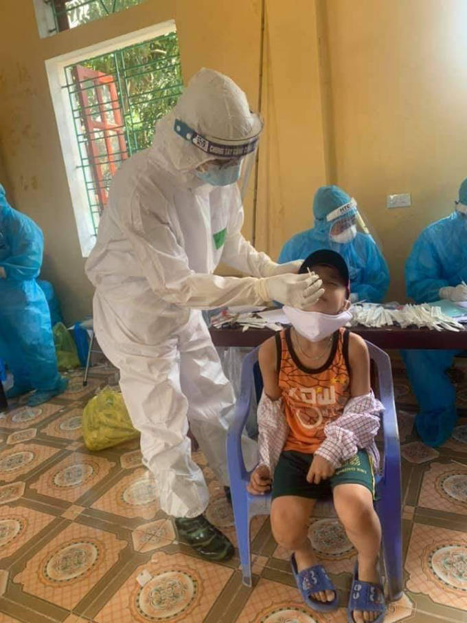 Người dân huyện Vĩnh Bảo được lấy mẫu xét nghiệm Covid-19.