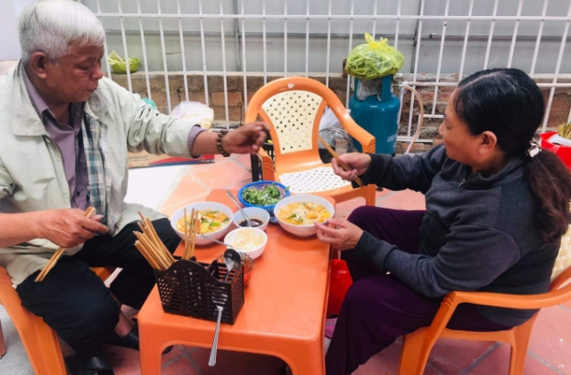 Bếp ăn tình thương trao nghĩa tình đến bà con nghèo xứ Huế