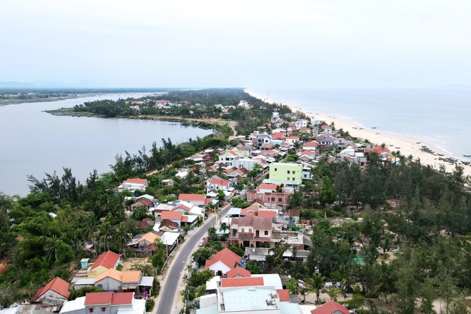 Làng bích họa Tam Thanh một bên là biển, một bên là con sông Trường Giang.