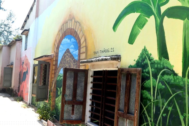 Trên tường một con ngõ hẹp được khoác lên những bức tranh bích họa.