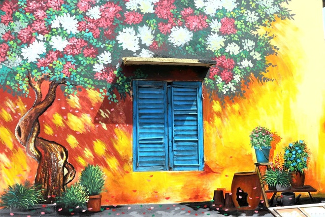 Những mảng tường cũ kỹ cũng được tô điểm thêm.