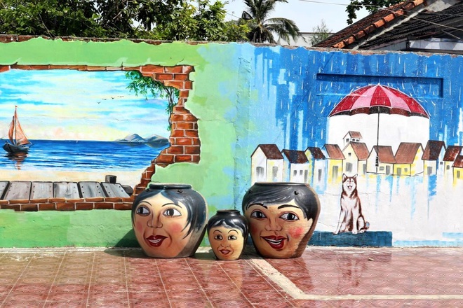 Một người dân đã hiến gần 100 mét đất trong vườn nhà để vẽ bích họa, làm nơi tham quan, chụp ảnh cho du khách.