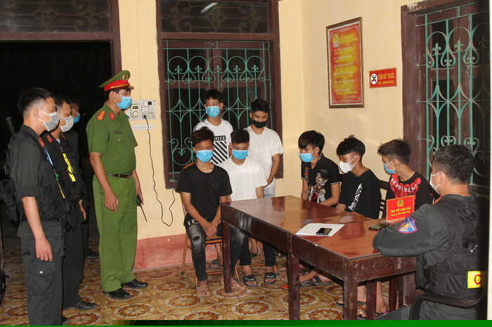 Nhóm đối tượng tại cơ quan công an. (Ảnh: Công an Hà Nam).