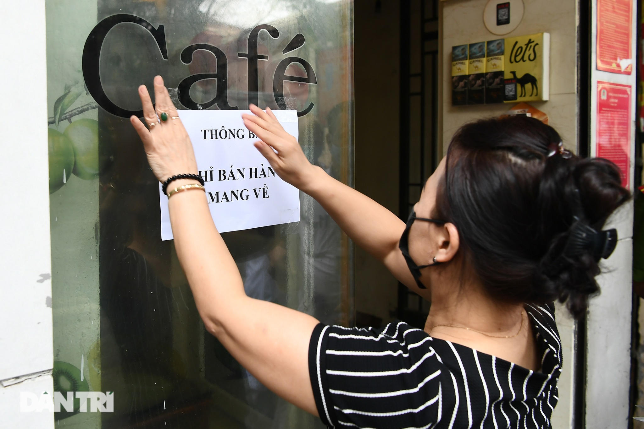 Hà Nội dừng bán hàng ăn uống tại chỗ, cắt tóc từ 0h ngày 13/7 (Ảnh: Đỗ Linh).