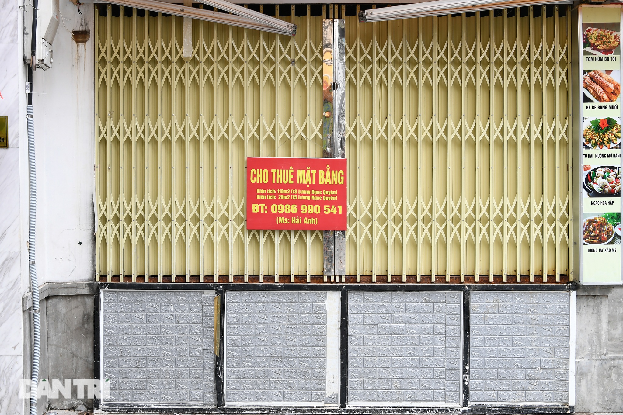 Không chịu nổi sức ép, nhiều cửa hàng buộc phải sang nhượng, trả lại mặt bằng (Ảnh: Đỗ Linh).