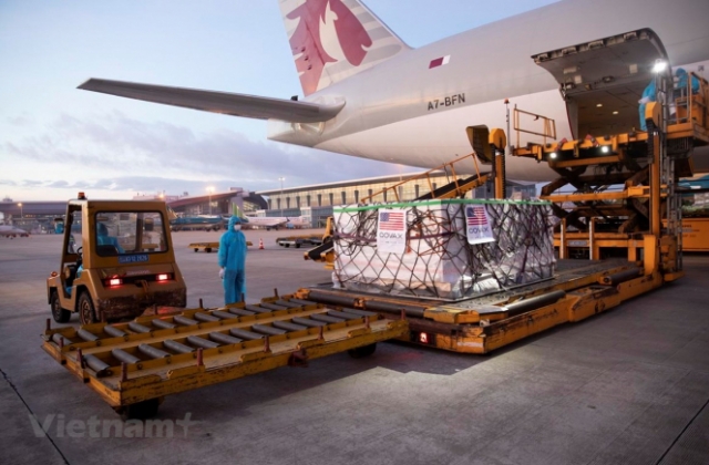 Hơn 2 triệu liều vaccine Moderna phòng COVID-19 về đến Việt Nam