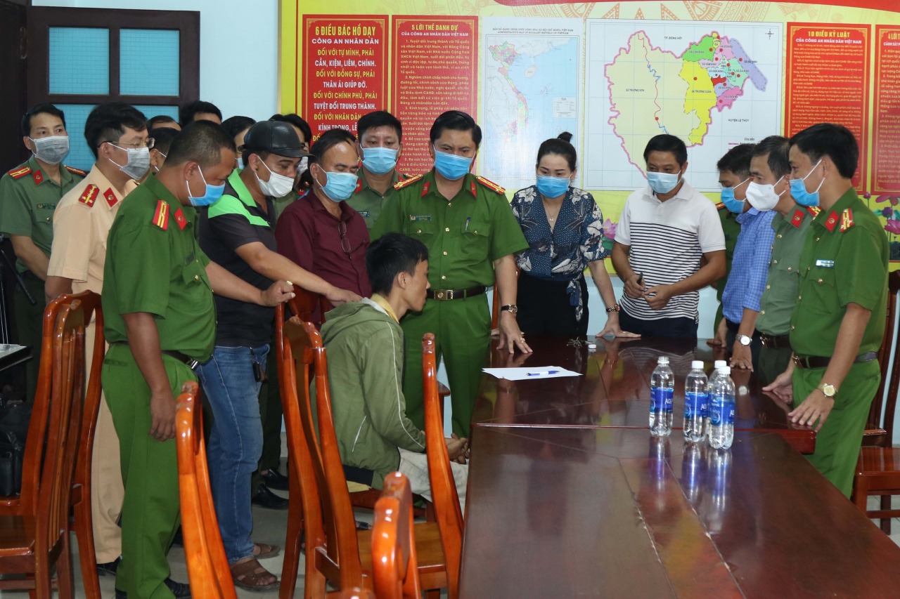 Đại tá Nguyễn Tiến Nam – Ủy viên Ban Thường vụ Tỉnh ủy, Giám đốc Công an tỉnh và Đại tá Nguyễn Tiến Hoàng Anh – Phó Giám đốc Công an tỉnh, Thủ trưởng Cơ quan Cảnh sát điều tra Công an tỉnh trực tiếp hỏi cung, đấu tranh với đối tượng.