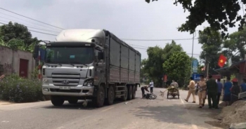 [Clip]: Xe máy lấn làn tông vào đầu xe ô tô tải đi ngược chiều