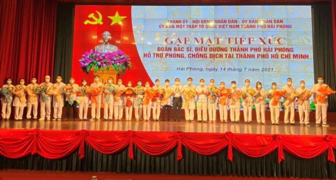 L&atilde;nh đạo TP tặng hoa Đo&agrave;n c&ocirc;ng t&aacute;c.