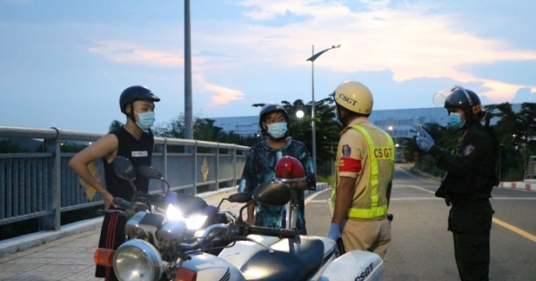 Đi hóng mát, nhiều người bị xử lý vì vi phạm Chỉ thị 16