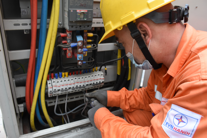 EVNHANOI kiểm tra thông số vận hành của thiết bị