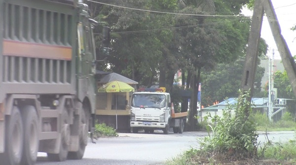 Đường xuống cấp, ô nhiễm môi trường nghiêm trọng vì xe quá tải