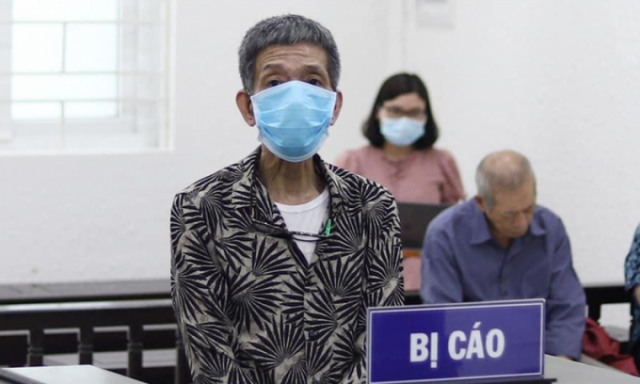 Nghịch tử dùng dao đe dọa rồi đâm bố đẻ vì ngăn đi mua rượu