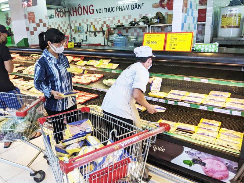 Người ti&ecirc;u d&ugrave;ng mua h&agrave;ng tại Vinmart.