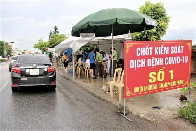 Hải Phòng kiểm tra, hướng dẫn khai báo y tế và xét nghiệm Test nhanh tại các chốt cửa ngõ vào TP.