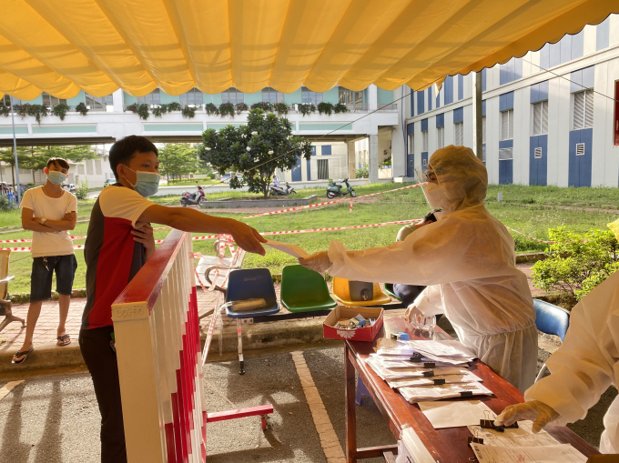 Tất cả bệnh nhân, người nhà bệnh nhân cùng toàn bộ cán bộ y tế bệnh viện đều được xét nghiệm để đảm bảo an toàn trong bệnh viện.