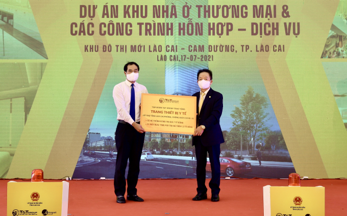 Ông Đỗ Quang Hiển, Chủ tịch HĐQT kiêm Tổng Giám đốc Tập đoàn T&amp;amp;T Group (bên phải) trao tặng trang thiết bị y tế hỗ trợ công tác phòng, chống dịch Covid-19 cho ông Trịnh Xuân Trường, Chủ tịch UBND tỉnh Lào Cai.